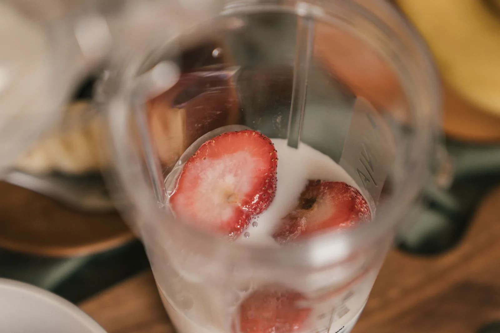 Milkshake à la fraise préparé dans un mixeur portable